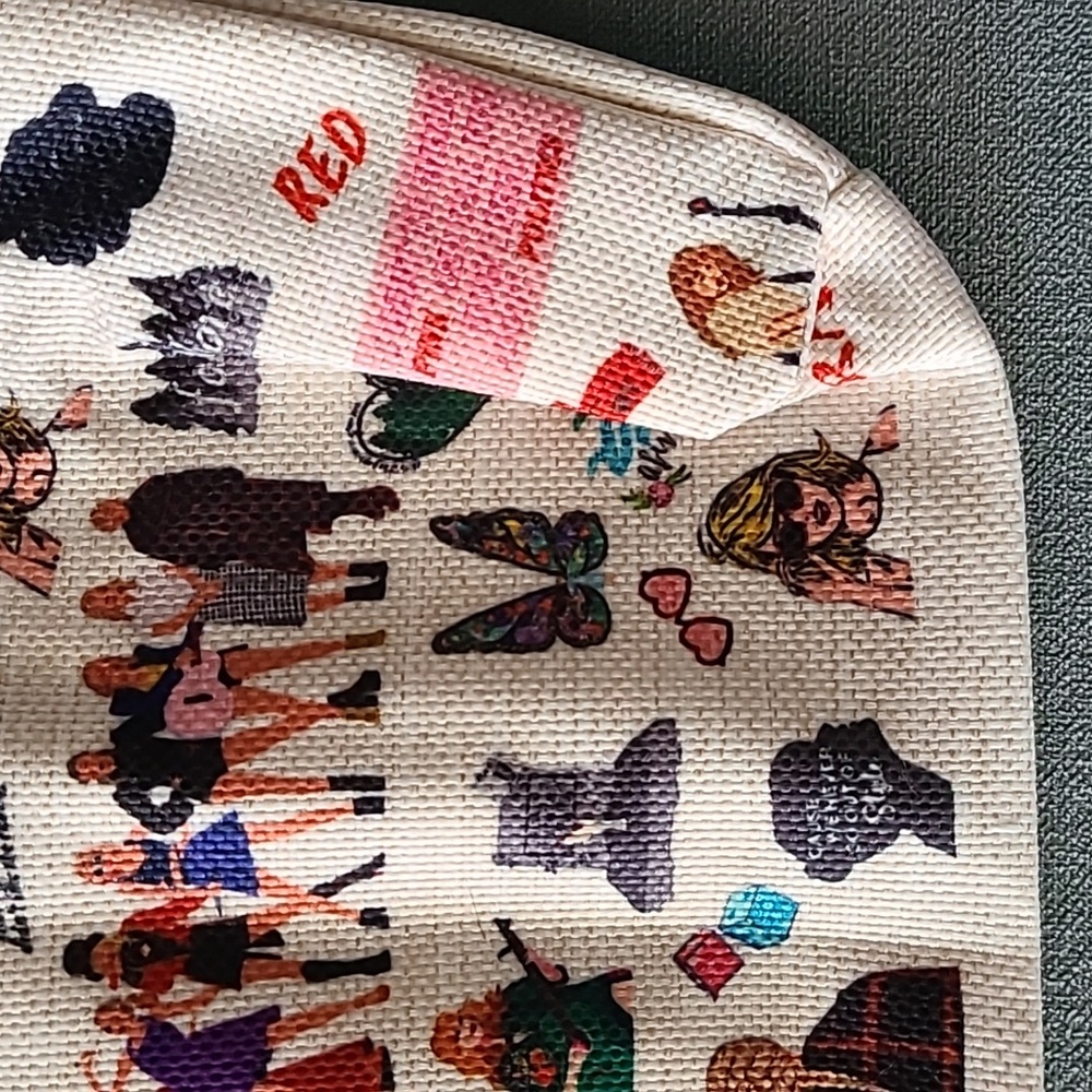 Taylor Swift Makeup Bag with Necklace and Bracelet - Picture 7 of 11